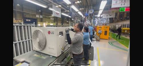 LG전자 사우디아라비아 현지 생산 라인에서 직원들이 작업 중인 모습.