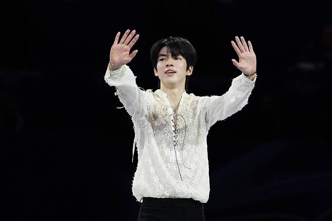 피겨스케이팅 갈라쇼에서 차준환이 연기를 마친 뒤 관중에 인사하고 있다. 연합뉴스