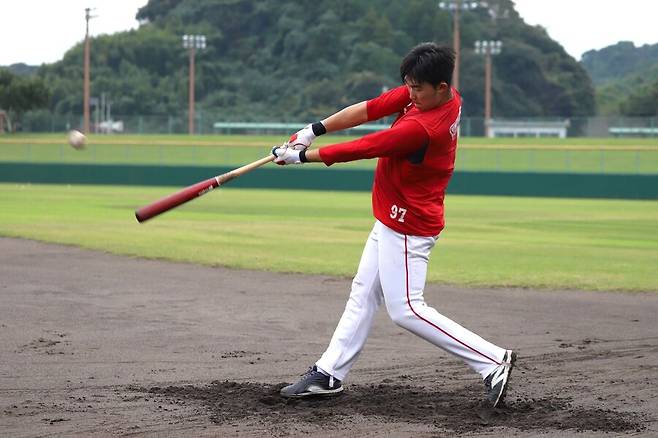 ▲ 타격은 물론 모든 부분에서 뛰어난 자질을 가지고 있다는 평가를 받는 이승민은 성향에서도 많은 것이 달라지며 기대를 모으고 있다 ⓒSSG랜더스
