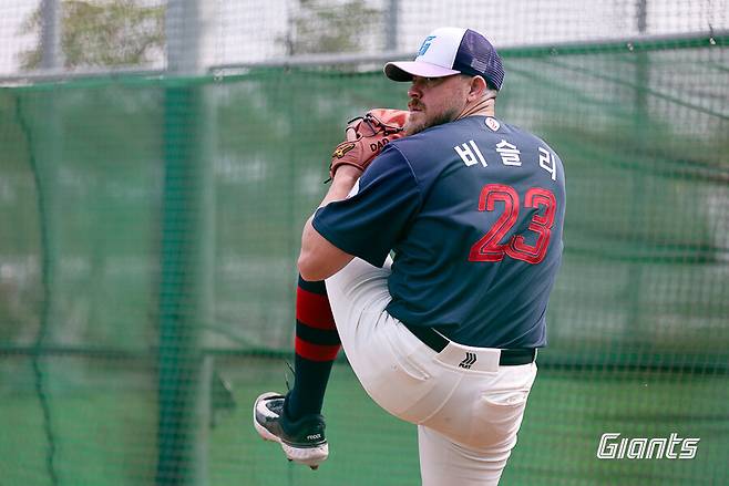 ▲ 연습경기 첫 등판에서 강속구와 좋은 슬라이더를 선보인 제레미 비슬리 ⓒ롯데 자이언츠