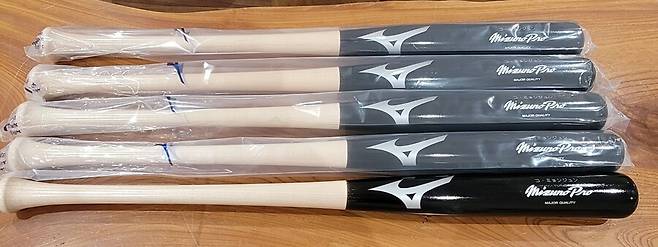 ▲ 야마사키 인스트럭터가 고명준을 위해 직접 제작해 남기고 간 고명준 전용배트 5자루 ⓒSSG랜더스