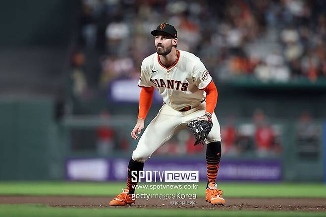 ▲ 지난 2년간 외야 수비를 한 적이 없었던 엘드리지는 급한 대로 이정후의 글러브를 빌려 외야로 나가 화제를 모았다