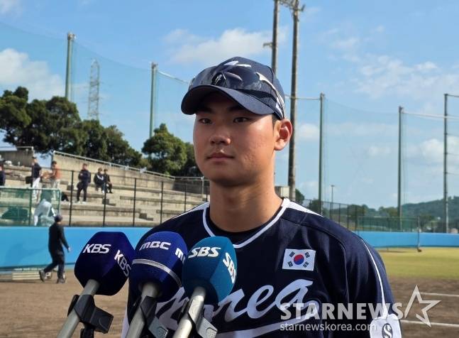 대표팀 김주원이 21일 일본 오키나와현 야에세의 고친다 구장에서 열린 2026 WBC 대비 한화와 연습경기를 승리로 이끌고 인터뷰에 응했다. /사진=김동윤 기자