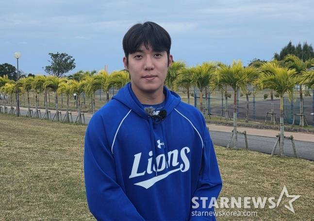 삼성 원태인이 20일 일본 오키나와 온나손 아카마 구장에서 열린 2026 WBC 한국 대표팀과 삼성의 연습경기를 앞두고 취재진과 인터뷰를 가졌다. /사진=김동윤 기자
