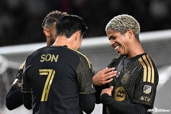 손흥민(7번)이 22일 오전 11시 30분(한국시간) 미국 캘리포니아주 LA의 LA 메모리얼 콜로세움에서 열린 미국 메이저리그사커(MLS) 1라운드 경기 중 마르티네스(오른쪽)의 골을 축하하고 있다. /AFPBBNews=뉴스1