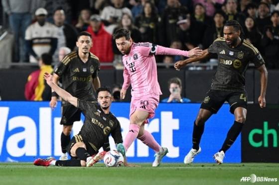 리오넬 메시(가운데)가 22일 오전 11시 30분(한국시간) 미국 캘리포니아주 LA의 LA 메모리얼 콜로세움에서 열린 미국 메이저리그사커(MLS) 1라운드 경기 중 돌파를 시도하고 있다. /AFPBBNews=뉴스1