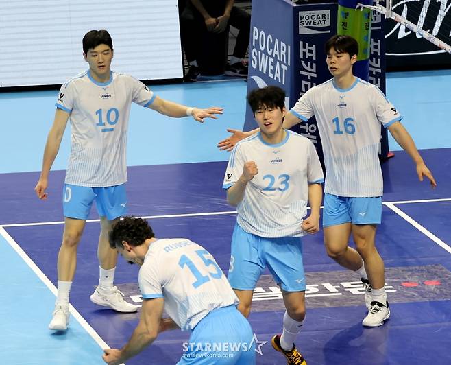 [한번에쓱]'1위 현대 3-0으로 셧아웃, 마지막은 김민재가' 기쁨만끽하는 점보스 선수들