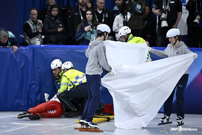 넘어진 카밀라 셀리에르(왼쪽)를 향한 응급 처치와 함께 흰 천으로 가리고 있는 모습. /AFPBBNews=뉴스1