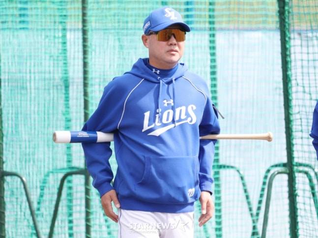 삼성 라이온즈 선수단이 19일 일본 오키나와 온나손 아카마 구장에서 2차 스프링캠프 일정을 진행했다. 박진만 감독이 선수들의 훈련을 바라보고 있다. /사진=김진경 대기자