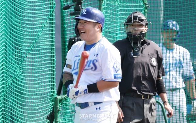 삼성 라이온즈가 22일 일본 오키나와 온나손 아카마 구장에서 스프링 캠프를 진행했다.  최형우가 복귀 후 첫 라이브 배팅에 나서고 있다. /사진=김진경 대기자