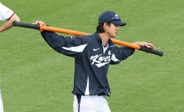 WBC대표팀이 20일 일본 오키나와 온나손 아카마 구장에서 삼성 라이온즈와 연습경기를 진행했다.  구자욱이 스트레칭 훈련을 하고 있다. /사진=김진경 대기자