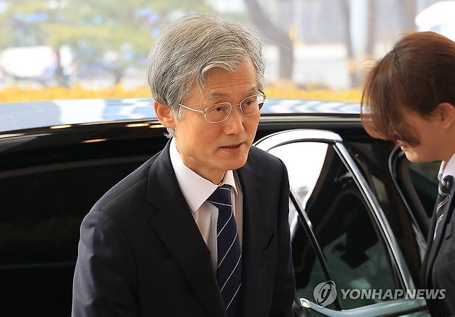 출근하는 조희대 대법원장 (서울=연합뉴스) 최재구 기자 = 조희대 대법원장이 13일 서울 서초구 대법원으로 출근하고 있다. 2026.2.13 jjaeck9@yna.co.kr