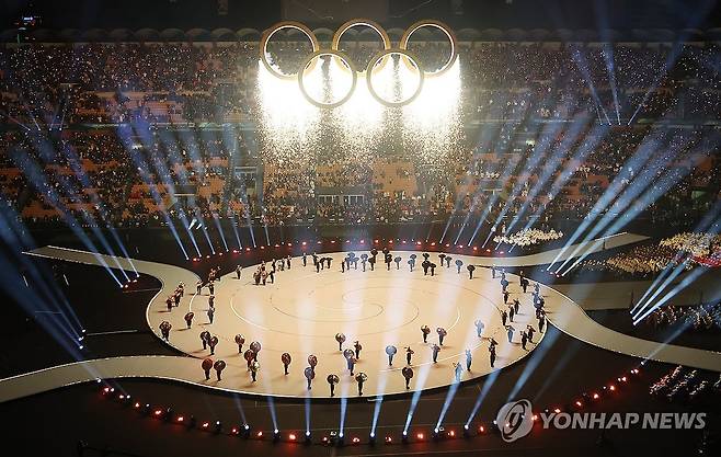 동계올림픽 개막 (밀라노=연합뉴스) 신준희 기자 = 6일(현지시간) 이탈리아 밀라노 산시로 스타디움에서 2026 밀라노-코르티나담페초 동계올림픽 개회식이 열리고 있다. 2026.2.7 hama@yna.co.kr