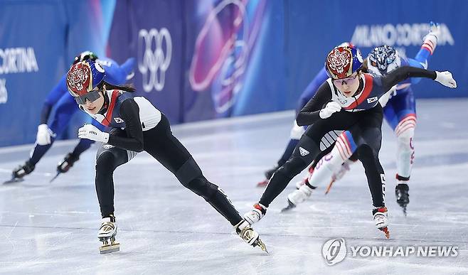 우리들의 올림픽 (밀라노=연합뉴스) 류영석 기자 = 20일(현지시간) 이탈리아 밀라노 아이스스케이팅 아레나에서 열린 2026 밀라노ㆍ코르티나담페초 동계올림픽 쇼트트랙 여자 1,500m 결승에서 김길리와 최민정이 역주하고 있다. 2026.2.21 ondol@yna.co.kr