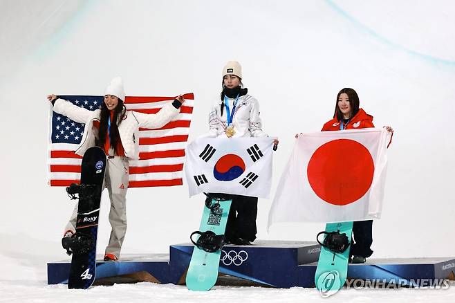 스노보드 여자 하프파이프에서 최가온에게 밀려 준우승한 클로이 김(맨왼쪽) [EPA=연합뉴스]