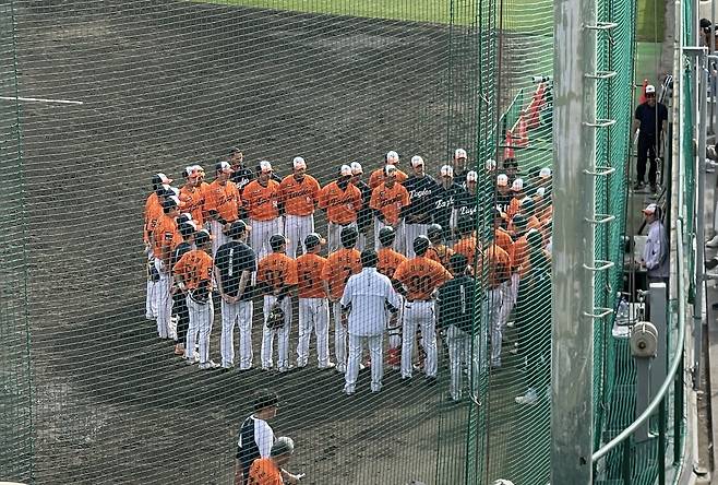 경기 후 미팅을 소집한 한화 선수단 [촬영 이대호]