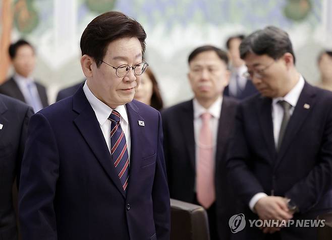 수석보좌관회의 참석하는 이재명 대통령 (서울=연합뉴스) 한상균 기자 = 이재명 대통령이 12일 청와대에서 열린 수석보좌관회의에 입장하고 있다. 2026.2.12 [청와대통신사진기자단]    xyz@yna.co.kr