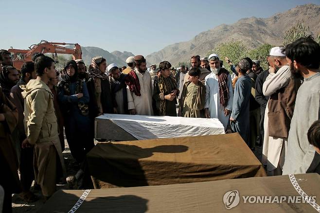 파키스탄, 아프간 7곳 공습…주민 최소 18명 사망 (비흐수드[아프가니스탄] AFP=연합뉴스) 22일(현지시간) 아프가니스탄 동부 낭가르하르주 비흐수드 지역 주민들이 파키스탄군의 공습으로 숨진 이들의 관을 둘러싸고 있다.