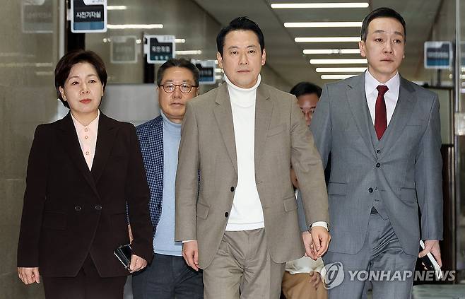 비공개 최고위 입장하는 장동혁 대표와 최고위원들 (서울=연합뉴스) 이동해 기자 = 국민의힘 장동혁 대표를 비롯한 최고위원들이 22일 국회에서 열린 비공개 최고위원회의에 참석하고 있다. 2026.2.22 eastsea@yna.co.kr