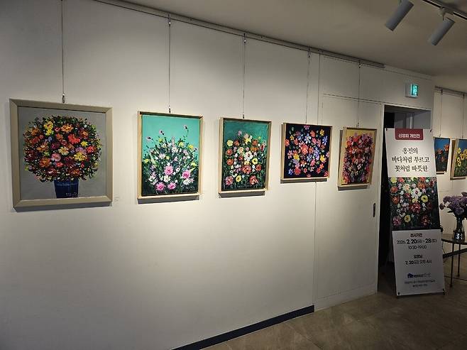 ▲&nbsp;인천 중구 송월동 화안에서 신영희 개인전 '옹진의 바다처럼 푸르고 꽃처럼 따뜻한'이 오는 28일까지 열린다. &nbsp;