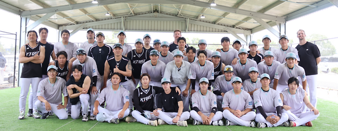 이달 22일까지 호주 질롱에서 진행된 1차 스프링캠프서 KT 선수단이 기념사진을 찍고 있다. 사진=KT위즈