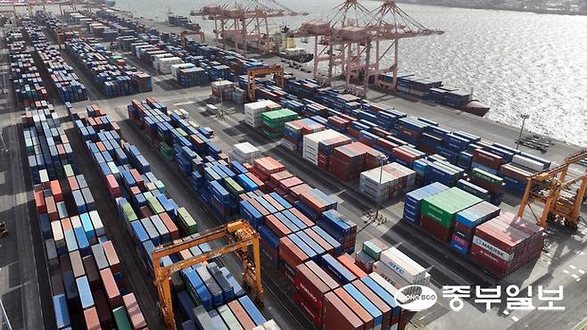 도널드 트럼프 미국 대통령이 21일(현지시간) 미 연방대법원의 상호관세 위법 판결 이후 전 세계에 새롭게 부과하겠다고 밝힌 '글로벌 관세'를 10%에서 15%로 인상하겠다고 밝힌 가운데 사진은 22일 경기도 평택항에 컨테이너가 쌓여있는 모습. 사진=노민규기자