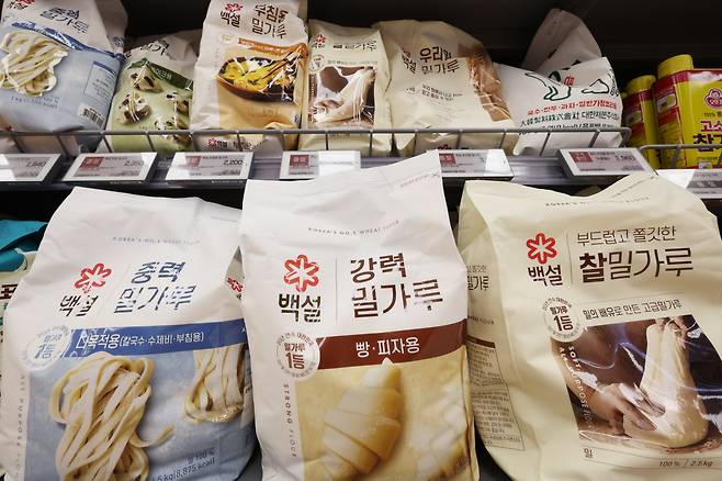 대형마트의 밀가루[연합뉴스 자료사진]