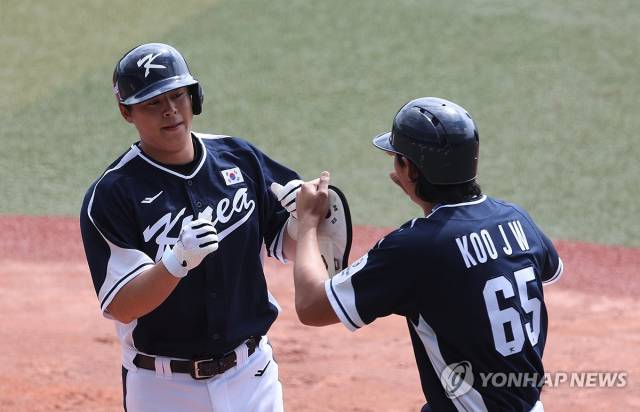 노시환이 23일 일본 오키나와 가네다 구장에서 열린 2026 월드베이스볼클래식(WBC) 대표팀과 한화 이글스와의 연습경기에서 홈런포를 날리고 있다. 연합뉴스