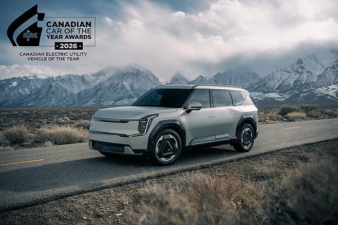 현대차 팰리세이드(사진 上)와 기아 EV9(사진 下)이 최근 캐나다 토론토에서 열린 2026 캐나다 국제 오토쇼에서 ‘2026 캐나다 올해의 유틸리티 차량(Canadian Utility Vehicle of the Year)’, ‘2026 캐나다 올해의 전동화 유틸리티 차량(Canadian Electric Utility Vehicle of the Year)’을 각각 수상했다. <현대자동차그룹 제공>