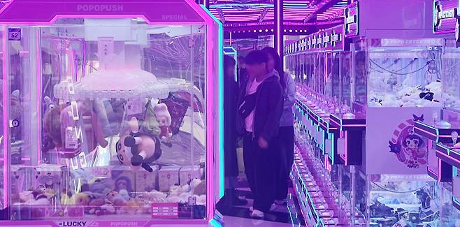 23일 광주광역시 동구 충장로에 위치한 한 인형뽑기 매장을 찾은 손님. /박건우 기자