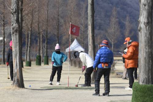 ◇2026 시즌 오픈 전국 파크골프대회가 24일 화천군 하남면 산천어 파크골프장에서 개막해 3월 11일까지 보름여의 일정에 돌입한다. 사진은 지난해 2월 열린 2025 시즌 오픈 전국 파크골프 대회 전경. 사진=화천군 제공