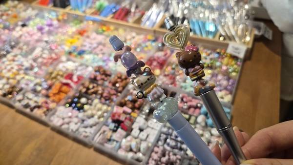소비자가 직접 고른 파츠를 꽂아 완성한 볼펜. /이원재 기자
