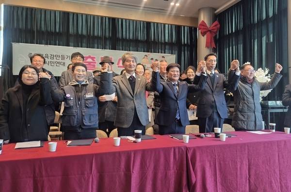 지난 12월 16일 열린 좋은교육감만들기경남시민연대 출범식 모습. 왼쪽 셋째부터 전창현, 송영기, 김준식 출마예정자. /문정민 기자