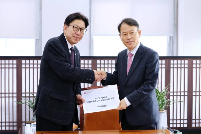 박형준 부산시장은 23일 오후 국회에서 윤한홍 정무위원장과 만나 제3금융중심지 지정 추진, 한국거래소 지주회사 전환에대해 우려를 나타냈다. 부산시 제공