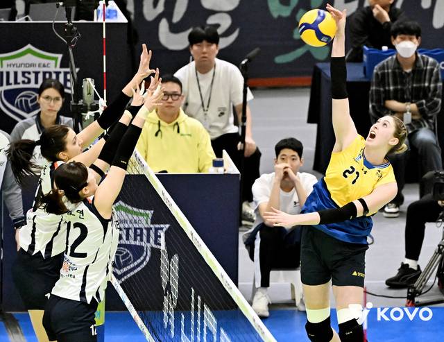 공격하는 현대건설의 카리 가이스버거(등록명 카리).