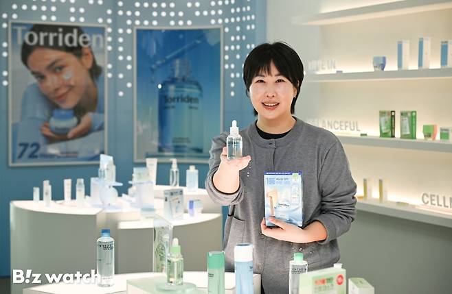 토리든 마케팅팀 윤유리 실장이 다이브인 수분 세럼을 소개하고 있다./사진=이명근 기자 qwe123@