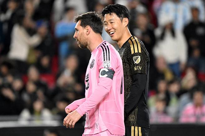 손흥민(LAFC)과 리오넬 메시(마이애미)가 경기 중 대화하고 있다. 사진=AFPBB NEWS