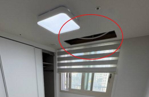 에어컨이 설치되지 않은 채 천장이 뚫려 있는 피해자 주택. (사진=연합뉴스)