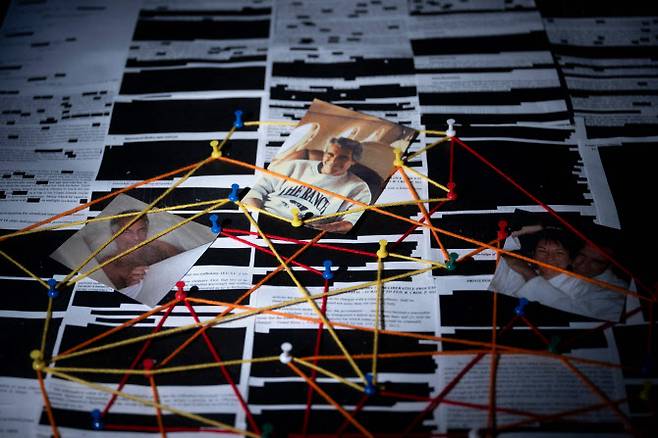 지난 18일(현지시간) 워싱턴DC에서 미 법무부가 공개한 ‘엡스타인 라이브러리 파일’ 가운데 일부가 가려진 문서 (사진=AFP)