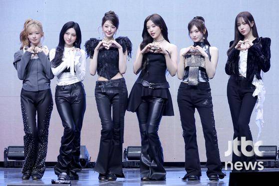 그룹 아이브가 23일 오후 서울 예스24 라이브홀에서 열린 정규 2집 'REVIVE+(리바이브 플러스)' 쇼케이스 무대에 올라 포토타임을 갖고 있다. 박세완 엔터뉴스팀 기자 park.sewan@jtbc.co.kr
