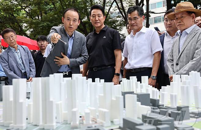 오세훈 서울시장이 30일 서울 양천구 목동6단지를 방문해 재건축사업 현장설명을 듣고 있다. 2025.7.30 ⓒ 뉴스1 김도우 기자