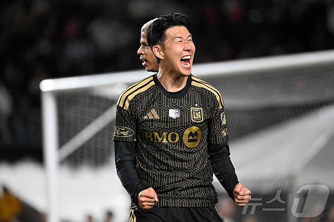 손흥민이 22일(현지시간) 미국 로스엔젤레스 메모리얼 콜리세움에서 열린 LA FC와 인터 마이애미 2026 MLS 공식 개막전에서 다비드 마르테스의 팀 첫 골을 축하하고 있다. ⓒ AFP=뉴스1