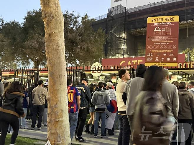 태극기를 두른 입장객들도 쉽게 볼 수 있다. ⓒ 뉴스1 윤슬빈 관광전문기자