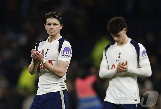경기에 패한 뒤 아쉬워하는 토트넘.  ⓒ 로이터=뉴스1