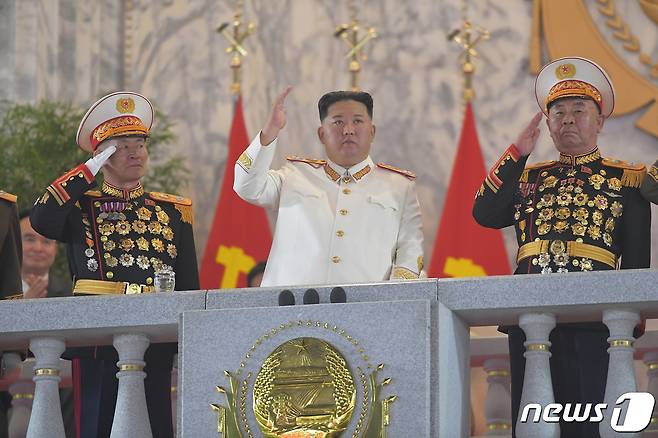 (평양 노동신문=뉴스1) = 김정은 북한 노동당 총비서와 박정천 당 중앙군사위원회 부위원장(왼쪽), 리병철 군수정책담당 총고문(오른쪽). [국내에서만 사용가능. 재배포 금지. DB 금지. For Use Only in the Republic of Korea. Redistribution Prohibited] rodongphoto@news1.kr