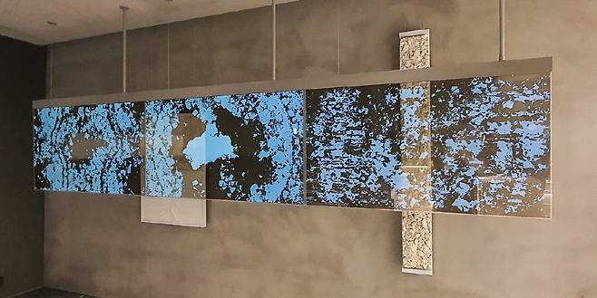 무신사 홍대점 3x1 배너 타입의 행잉타입의 투명 OLED.(디스플레이협회 제공)