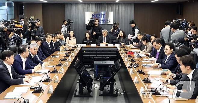 김정관 산업통상부 장관이 23일 오전 서울 중구 한국산업기술기획평가원 회의실에서 열린 미국 IEEPA(국제비상경제권한법) 관세 판결 관련 민관합동 대책회의에 자리해 있다. 2026.2.23 ⓒ 뉴스1 최지환 기자