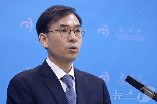 정진수 감사원 사회복지 감사국 제3과 과장이 23일 서울 종로구 감사원에서 코로나19 대응실태 진단 및 분석 감사결과 브리핑을 하고 있다. ⓒ 뉴스1 이광호 기자