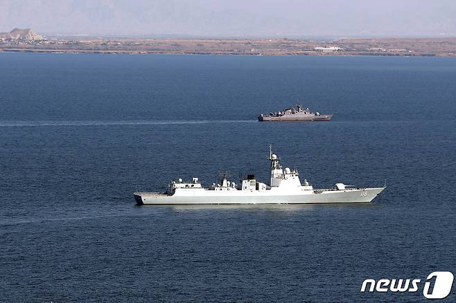 12일 (현지시간) 중국·러시아·이란 해군이 오만 만 인근에서 진행된 '해상 안보 벨트-2024' 합동훈련에 참가를 하고 있다. 2024. 3. 14 ⓒ 로이터=뉴스1