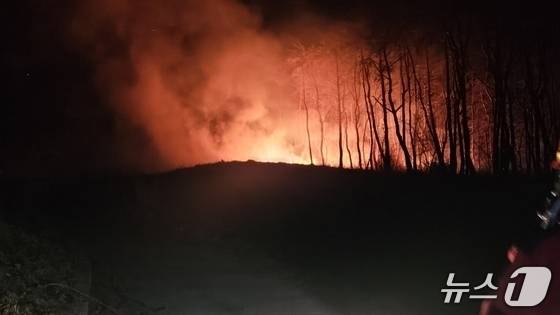23일 0시 31분쯤 경북 영덕군 축산면 대곡리 야산에서 불이나 진화 대원들이 불을 끄고 있다.(산림청 제공. 재판매 및 DB 금지) 2026.2.23/뉴스1
